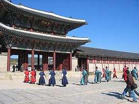 272px-Guards_at_Gyeongbokgung-01.jpg